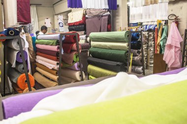 Sao Paulo, Brezilya, Şubat 08, 2011: renkli tekstil yığınları ile geleneksel kumaş mağaza içinde insanlar, Mart ayında 25 sokak,. Şehir Merkezi Sao Paulo