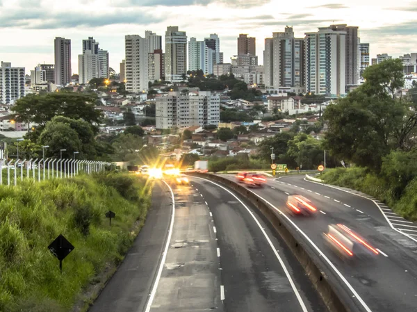 马里利亚 巴西圣保罗 2019年3月19日 在294号Sp294 Comandantejoaoribeirobarros高速公路 背景是市中心的建筑物 在马利亚 在下午晚些时候 车辆交通造成的光的踪迹 — 图库照片