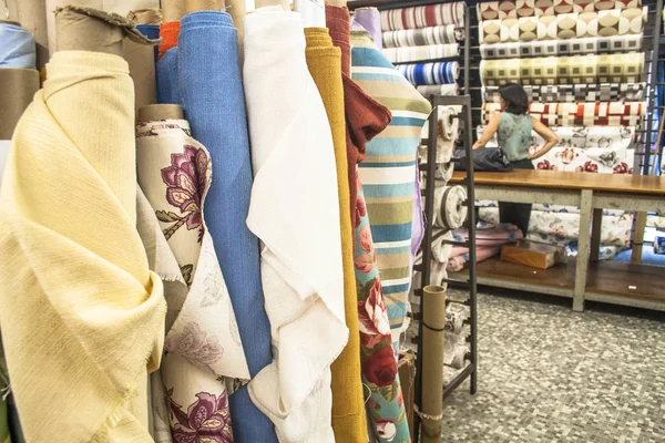 Sao Paulo, Brezilya, Şubat 08, 2011: renkli tekstil yığınları ile geleneksel kumaş mağaza içinde insanlar, Mart ayında 25 sokak,. Şehir Merkezi Sao Paulo