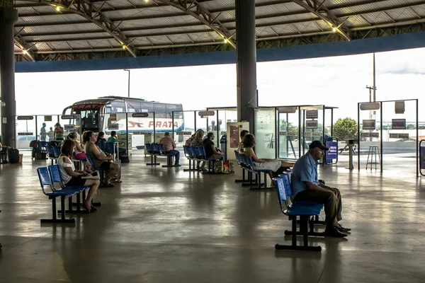 2019年3月17日 ブラジル サンパウロ マリア 乗客はサンパウロ州のマリアバスステーションのプラットホームでバスに乗るのを待っています — ストック写真