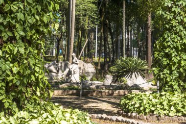 Sao Paulo, Brezilya, 29 Ekim 2011. Sao Paulo şehir merkezindeki Luz Halk Parkı'ndaki insanlar. Burası şehrin ilk halka açık parkı.