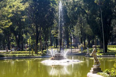 Sao Paulo, Brezilya, 29 Ekim 2011. Sao Paulo şehir merkezindeki Luz Halk Parkı'ndaki insanlar. Burası şehrin ilk halka açık parkı.