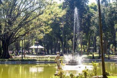 Sao Paulo, Brezilya, 29 Ekim 2011. Sao Paulo şehir merkezindeki Luz Halk Parkı'ndaki insanlar. Burası şehrin ilk halka açık parkı.