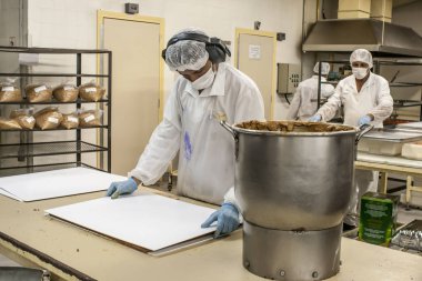 Sao Paulo, Brezilya, 23 Mart 2012. Sao Paulo, Brezilya'da bir Paskalya yumurtası fabrikasında üretim hattı