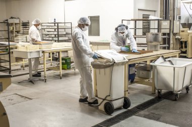 Sao Paulo, Brezilya, 23 Mart 2012. Sao Paulo, Brezilya'da bir Paskalya yumurtası fabrikasında üretim hattı