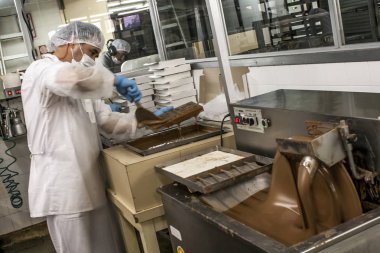 Sao Paulo, Brezilya, 23 Mart 2012. Sao Paulo, Brezilya'da bir Paskalya yumurtası fabrikasında üretim hattı