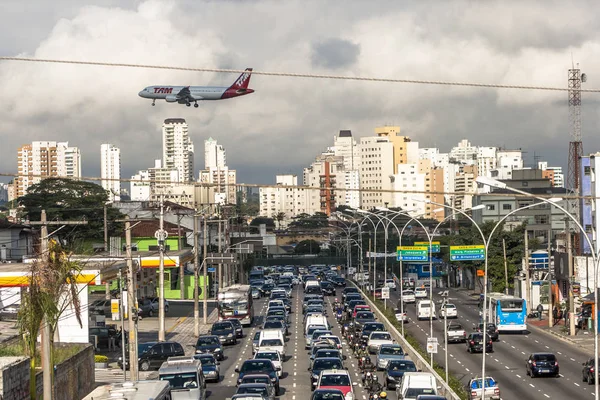 2012年5月16日 ブラジル サンパウロ ワシントン ルイス アベニューの交通量が多く サンパウロ南部のコンゴハス空港に飛行機が着陸 — ストック写真