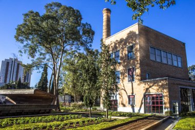Sao Paulo, Brezilya, 20 Temmuz 2012. Victor Civita Meydanı'nın içinde eski çöplük ve Pinheiros ilçe yakma fırını ile, Sao Paulo Batı tarafında