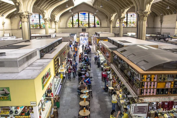 Sao Paulo, Brezilya, 21 Temmuz 2012. Belediye Pazarı (Mercado Municipal), Sao Paulo, Brezilya'dan satın alan kişilerin görünümü.