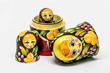Matrioshka ailesi. Beyaz arka planda bir Rus bebeği. Matrioska sanatı.