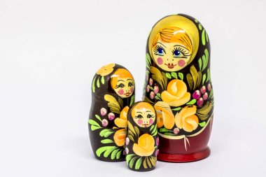 Matrioshka ailesi. Beyaz arka planda bir Rus bebeği. Matrioska sanatı.