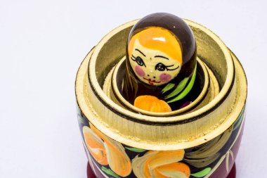Matrioshka ailesi. Beyaz arka planda bir Rus bebeği. Matrioska sanatı.