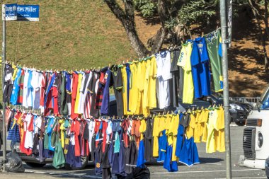 Sao Paulo, Brezilya, 12 Temmuz 2019. Farklı futbol takımlarının t-shirt Charles Miller Meydanı'nda bir sokak satıcısı tarafından, Paulo Machado de Carvalho Belediye Stadyumu önünde, Pacaembu Stadyumu olarak bilinen, Sao Paulo batısında satılmaktadır