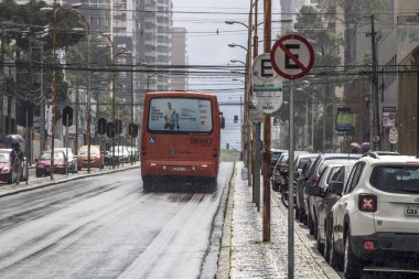 Curitiba, Parana, 30 Aralık 2017. Metro istasyonunda yolcu hareketinin görünümü, Entegre Ulaşım Ağı tüp şeklinde otobüs durağı, Curitiba downrown.