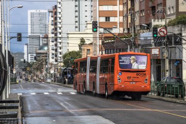 Curitiba, Parana, 30 Aralık 2017. Metro istasyonunda yolcu hareketinin görünümü, Entegre Ulaşım Ağı tüp şeklinde otobüs durağı, Curitiba downrown.