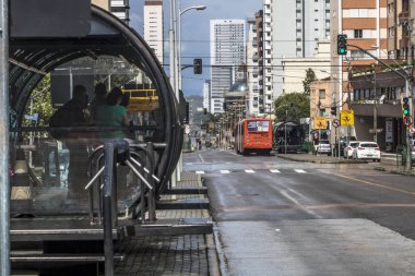 Curitiba, Parana, 30 Aralık 2017. Metro istasyonunda yolcu hareketinin görünümü, Entegre Ulaşım Ağı tüp şeklinde otobüs durağı, Curitiba downrown.