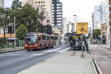 Curitiba, Parana, 30 Aralık 2017. Metro istasyonunda yolcu hareketinin görünümü, Entegre Ulaşım Ağı tüp şeklinde otobüs durağı, Curitiba downrown.