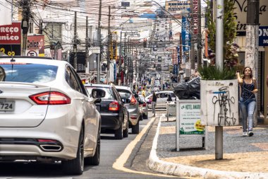 Marilia, Sao Paulo, Brezilya, Mart 16, 2019, Sao Luiz Caddesi kaldırımda araç ve yaya hareketi, şehrin ana ticari caddesi, Marilia şehir merkezi.