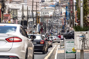 Marilia, Sao Paulo, Brezilya, Mart 16, 2019, Sao Luiz Caddesi kaldırımda araç ve yaya hareketi, şehrin ana ticari caddesi, Marilia şehir merkezi.