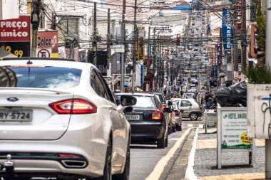 Marilia, Sao Paulo, Brezilya, Mart 16, 2019, Sao Luiz Caddesi kaldırımda araç ve yaya hareketi, şehrin ana ticari caddesi, Marilia şehir merkezi.