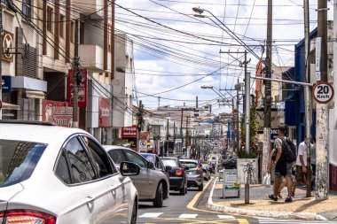 Marilia, Sao Paulo, Brezilya, Mart 16, 2019, Sao Luiz Caddesi kaldırımda araç ve yaya hareketi, şehrin ana ticari caddesi, Marilia şehir merkezi.