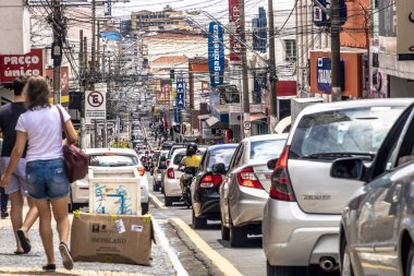 Marilia, Sao Paulo, Brezilya, Mart 16, 2019, Sao Luiz Caddesi kaldırımda araç ve yaya hareketi, şehrin ana ticari caddesi, Marilia şehir merkezi.