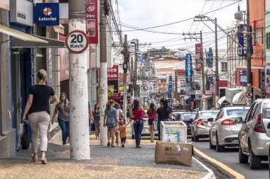 Marilia, Sao Paulo, Brezilya, Mart 16, 2019, Sao Luiz Caddesi kaldırımda araç ve yaya hareketi, şehrin ana ticari caddesi, Marilia şehir merkezi.