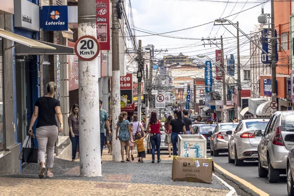 Marilia, Sao Paulo, Brezilya, Mart 16, 2019, Sao Luiz Caddesi kaldırımda araç ve yaya hareketi, şehrin ana ticari caddesi, Marilia şehir merkezi.