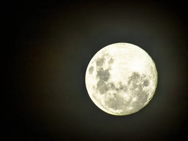 Luna Nel Bel Mezzo Della Sua Strada Sul Cielo Limpido — Foto Stock