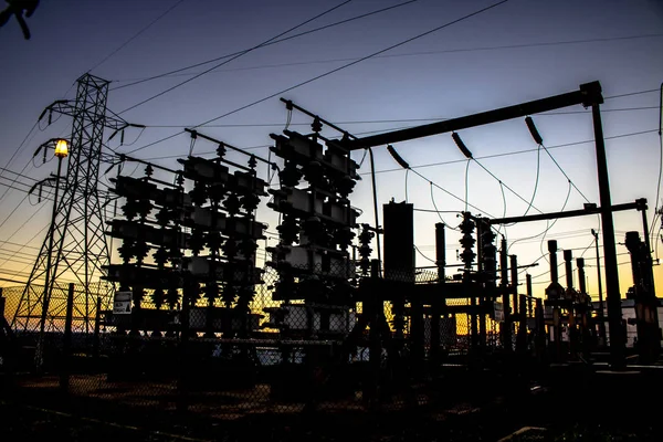 ブラジルの電力分配用変電所の日没 — ストック写真