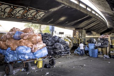 Sao Paulo, Brezilya, 04 Nisan 2017. Sao Paulo'nun merkezinde, Glicerio semtinde bir İş Kooperatifinde geri dönüştürülebilir malzemelerin ayrılması ve Seçici Atık Toplayıcıları Toplama