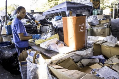 Sao Paulo, Brezilya, 04 Nisan 2017. Sao Paulo'nun merkezinde, Glicerio semtinde bir İş Kooperatifinde geri dönüştürülebilir malzemelerin ayrılması ve Seçici Atık Toplayıcıları Toplama