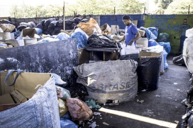 Sao Paulo, Brezilya, 04 Nisan 2017. Sao Paulo'nun merkezinde, Glicerio semtinde bir İş Kooperatifinde geri dönüştürülebilir malzemelerin ayrılması ve Seçici Atık Toplayıcıları Toplama