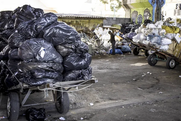 Sao Paulo Brasilien April 2017 Trennungsarbeit Von Recyclingfähigen Materialien Einer — Stockfoto