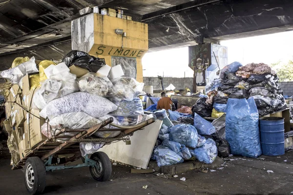Sao Paulo, Brezilya, 04 Nisan 2017. Sao Paulo'nun merkezinde, Glicerio semtinde bir İş Kooperatifinde geri dönüştürülebilir malzemelerin ayrılması ve Seçici Atık Toplayıcıları Toplama