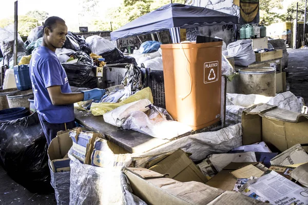 Sao Paulo, Brezilya, 04 Nisan 2017. Sao Paulo'nun merkezinde, Glicerio semtinde bir İş Kooperatifinde geri dönüştürülebilir malzemelerin ayrılması ve Seçici Atık Toplayıcıları Toplama