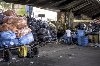 Sao Paulo, Brezilya, 04 Nisan 2017. Sao Paulo'nun merkezinde, Glicerio semtinde bir İş Kooperatifinde geri dönüştürülebilir malzemelerin ayrılması ve Seçici Atık Toplayıcıları Toplama