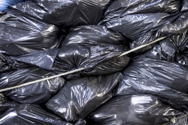 geri dönüşümlü çöp yığılmış siyah çanta