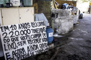 Sao Paulo, Brezilya, 04 Nisan 2017. Sao Paulo'nun merkezinde, Glicerio semtinde bir İş Kooperatifinde geri dönüştürülebilir malzemelerin ayrılması ve Seçici Atık Toplayıcıları Toplama