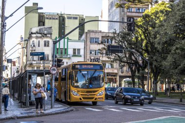 Curitiba, Parana, Brezilya, 03 Ocak 2018. Dairesel otobüs şehir Curitiba bir cadde boyunca seyahat