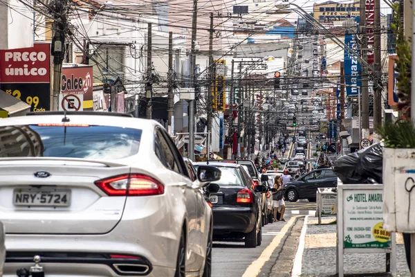 Marilia, Sao Paulo, Brezilya, Mart 16, 2019, Sao Luiz Caddesi kaldırımda araç ve yaya hareketi, şehrin ana ticari caddesi, Marilia şehir merkezi.