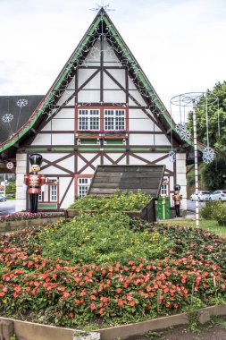 Campos do Jordao, Sp, Brezilya, 09 Aralık 2016. Campos do Jordao'da İsviçre mimarisi hoş geldiniz. İkonik giriş tabelası Campos de Jordao, Soğuk Turistik şehir ziyaretçileri ağırlıyor