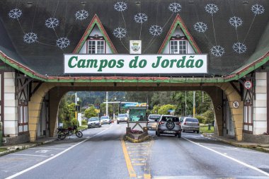 Campos do Jordao, Sp, Brezilya, 09 Aralık 2016. Campos do Jordao'da İsviçre mimarisi hoş geldiniz. İkonik giriş tabelası Campos de Jordao, Soğuk Turistik şehir ziyaretçileri ağırlıyor