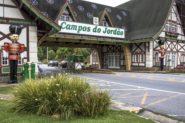 Campos do Jordao, Sp, Brezilya, 09 Aralık 2016. Campos do Jordao'da İsviçre mimarisi hoş geldiniz. İkonik giriş tabelası Campos de Jordao, Soğuk Turistik şehir ziyaretçileri ağırlıyor
