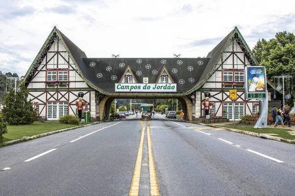 Campos do Jordao, Sp, Brezilya, 09 Aralık 2016. Campos do Jordao'da İsviçre mimarisi hoş geldiniz. İkonik giriş tabelası Campos de Jordao, Soğuk Turistik şehir ziyaretçileri ağırlıyor