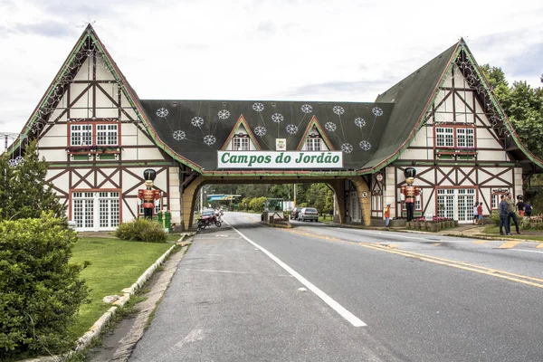 Campos do Jordao, Sp, Brezilya, 09 Aralık 2016. Campos do Jordao'da İsviçre mimarisi hoş geldiniz. İkonik giriş tabelası Campos de Jordao, Soğuk Turistik şehir ziyaretçileri ağırlıyor