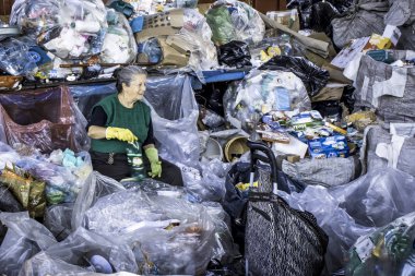 Sao Paulo, Brezilya, 04 Nisan 2017. Sao Paulo'nun merkezinde, Glicerio semtinde bir İş Kooperatifinde geri dönüştürülebilir malzemelerin ayrılması ve Seçici Atık Toplayıcıları Toplama