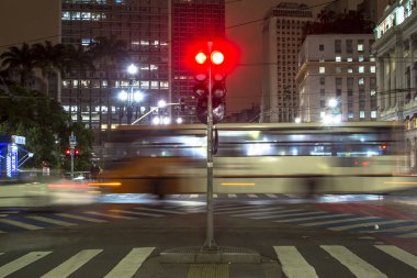 Sao Paulo, Brezilya, 01 Ekim 2015: Selektif odaklı Brezilya'nın Sao Paulo şehir merkezinde gece Ramos de Azevedo Meydanı'nda Semafor