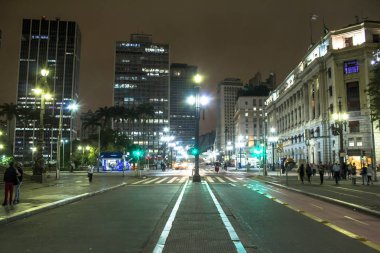 Sao Paulo, Brezilya, 01 Ekim 2015: Selektif odaklı Brezilya'nın Sao Paulo şehir merkezinde gece Ramos de Azevedo Meydanı'nda Semafor