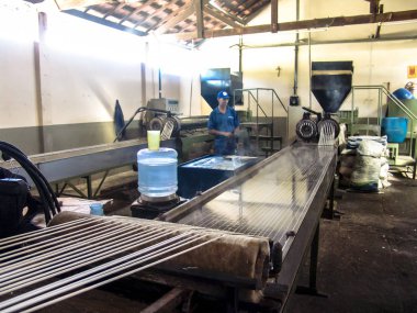 Sao Paulo, Brezilya, 06 Temmuz 2007: Sao Paulo bir sanayi plastik üretim hattında Işçi